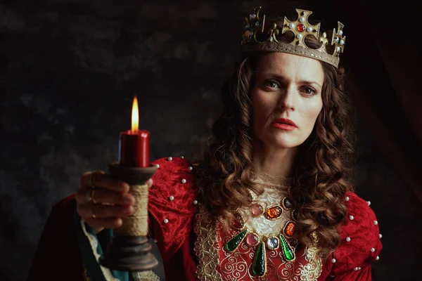 Middeleeuwse Koningin Rode Jurk Met Kaars Kroon Donkergrijze Achtergrond — Stockfoto