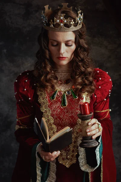 Rainha Medieval Vestido Vermelho Com Livro Vela Coroa Fundo Cinza — Fotografia de Stock