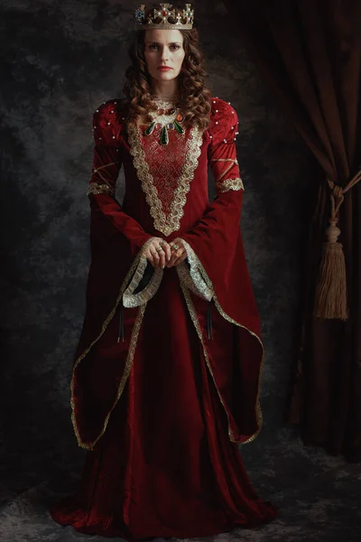 穿着红色衣服的中世纪女王 头戴深灰色背景的皇冠 — 图库照片