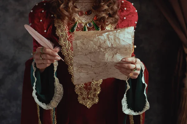 Kırmızı Elbiseli Ortaçağ Kraliçesine Yakın Plan Koyu Gri Arkaplanda Parşömen — Stok fotoğraf