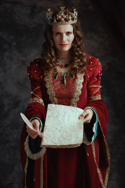 Reina Medieval Vestido Rojo Con Pergamino Corona Sobre Fondo Gris — Foto de Stock