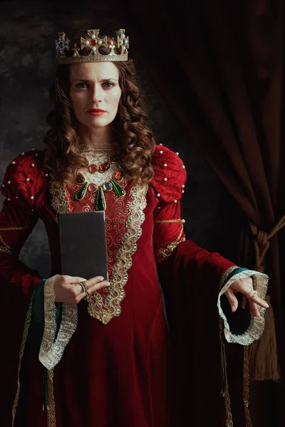 Middeleeuwse Koningin Rode Jurk Met Boek Kroon — Stockfoto