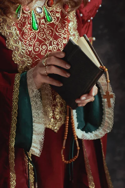 Primer Plano Reina Medieval Vestido Rojo Con Libro Rosario — Foto de Stock