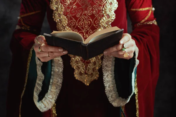 Крупный План Средневековой Королевы Красном Платье Книгой — стоковое фото