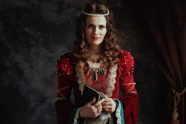 Regina Medievale Abito Rosso Con Libro Fazzoletto Sfondo Grigio Scuro — Foto Stock