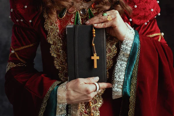 Крупный План Средневековой Королевы Красном Платье Книгой Четками — стоковое фото