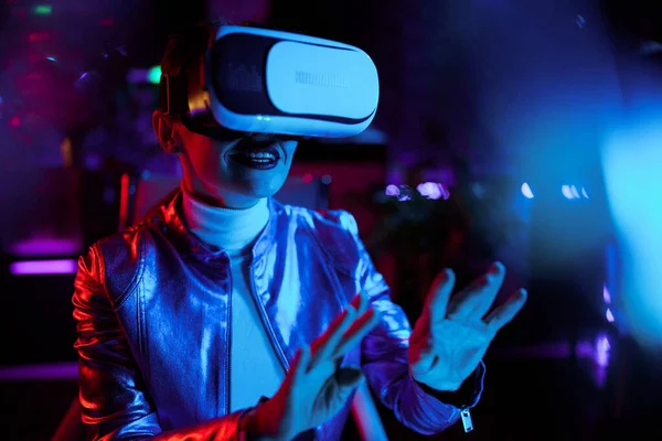 Neon Metaverse Futuristisches Konzept Glücklich Stylische Frau Virtual Reality Brille — Stockfoto