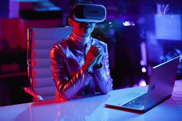Neonový Metaverzní Futuristický Koncept Moderní Podnikatelka Brýlích Virtuální Reality Moderním — Stock fotografie