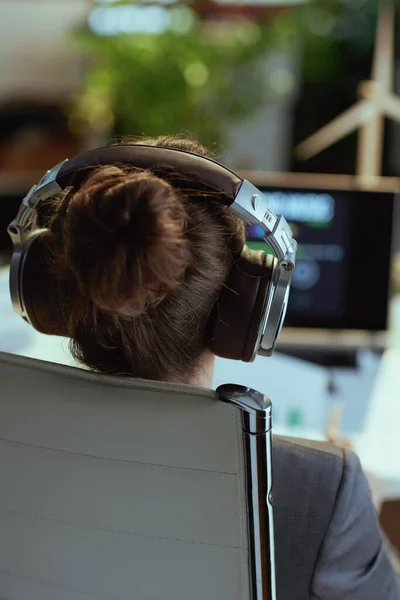 Primer Plano Mujer Moderna Escuchando Música Con Auriculares Oficina Moderna —  Fotos de Stock