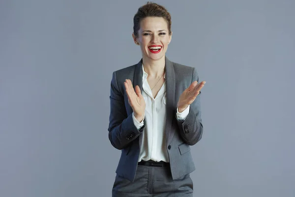 Sonriente Elegante Mediana Edad Dueño Pequeña Empresa Mujer Traje Gris —  Fotos de Stock
