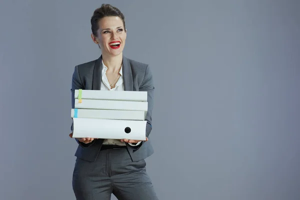 Szczęśliwy Stylowy Średnim Wieku Kobieta Biznesu Szarym Garniturze Folderów Patrząc — Zdjęcie stockowe