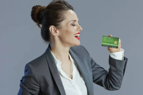 Glücklich Trendige Kleinunternehmerin Grauen Anzug Mit Kreditkarte Vor Grauem Hintergrund — Stockfoto