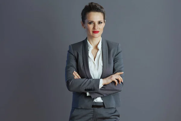 Modern Kvinna Arbetare Grå Kostym Mot Grå Bakgrund — Stockfoto