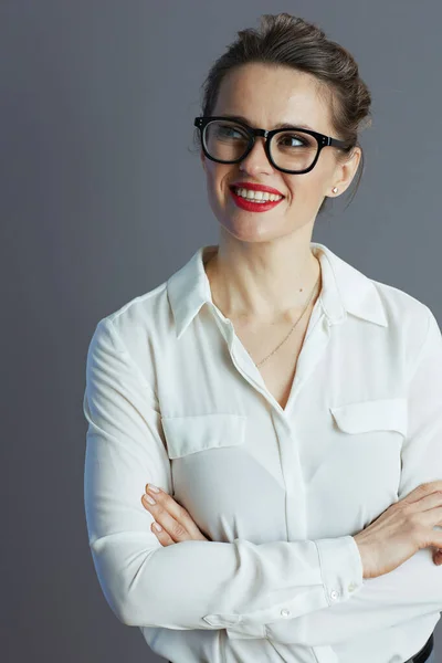 Sonriente Mujer Negocios Moderna Años Blusa Blanca Con Gafas Aisladas —  Fotos de Stock