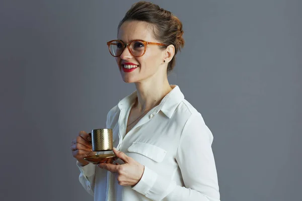 Boldog Modern Középkorú Alkalmazott Fehér Blúz Szemüveggel Kávéscsésze Elszigetelt Szürke — Stock Fotó