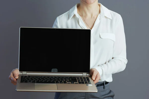 Closeup Middle Aged Woman Employee White Blouse Showing Laptop Blank — Stock Photo, Image