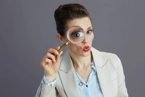Surprised Years Old Business Woman Light Business Suit Magnifying Glass — Stock Photo, Image