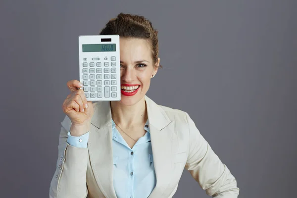 Szczęśliwy Stylowy Kobieta Pracownik Lekkim Garniturze Biznesowym Kalkulatorem Odizolowany Szary — Zdjęcie stockowe
