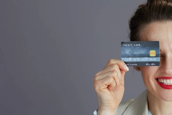 Detailní Informace Šťastná Žena Pracovník Lehkém Obleku Kreditní Kartou Izolované — Stock fotografie