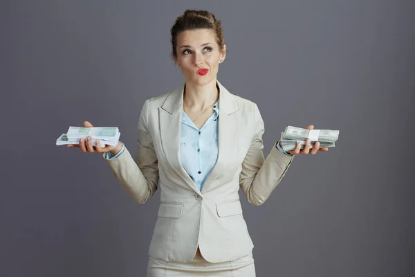Nachdenklich Elegante Kleinunternehmerin Mittleren Alters Einem Leichten Business Anzug Mit — Stockfoto