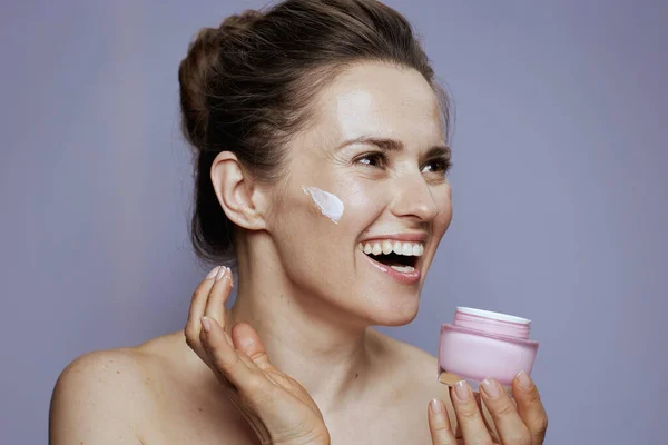Wanita Paruh Baya Yang Bahagia Dengan Toples Krim Kosmetik Terisolasi — Stok Foto