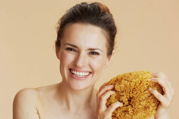 Sonriente Mujer Moderna Con Esponja Mar Sobre Fondo Beige —  Fotos de Stock