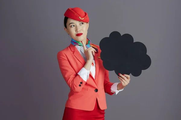 Zamyślony Nowoczesny Azji Kobieta Stewardessa Czerwony Spódnica Kurtka Kapelusz Mundur — Zdjęcie stockowe