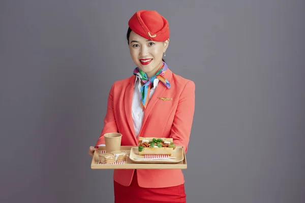 Uśmiechnięta Nowoczesna Azjatycka Stewardessa Czerwonej Spódnicy Kurtce Mundurze Kapelusza Tacą — Zdjęcie stockowe
