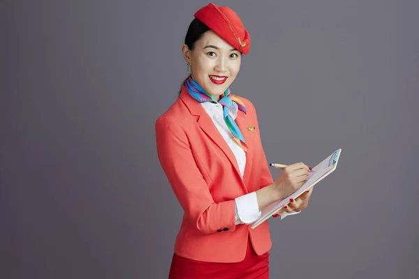 Uśmiechnięta Stylowa Stewardessa Azjatycka Kobieta Czerwonej Spódnicy Kurtce Kapeluszu Mundur — Zdjęcie stockowe