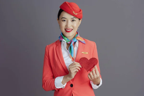 Χαμογελαστή Κομψή Αεροσυνοδός Ασιάτισσα Κόκκινη Φούστα Σακάκι Και Καπέλο Στολή — Φωτογραφία Αρχείου