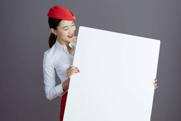 Lächelnd Stilvolle Asiatische Flugbegleiterin Rotem Rock Und Hut Uniform Mit — Stockfoto