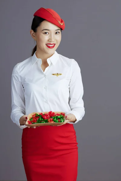 Leende Elegant Asiatisk Kvinnlig Flygvärdinna Röd Kjol Och Hatt Uniform — Stockfoto