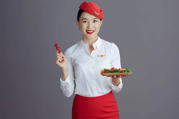 Ευτυχισμένη Σύγχρονη Ασιατική Γυναίκα Αεροσυνοδός Κόκκινη Φούστα Και Καπέλο Στολή — Φωτογραφία Αρχείου