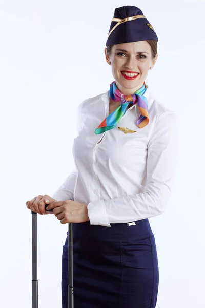 Χαμογελαστή Κομψή Γυναικεία Αεροσυνοδός Λευκό Φόντο Ομοιόμορφη Τσάντα Τροχού — Φωτογραφία Αρχείου