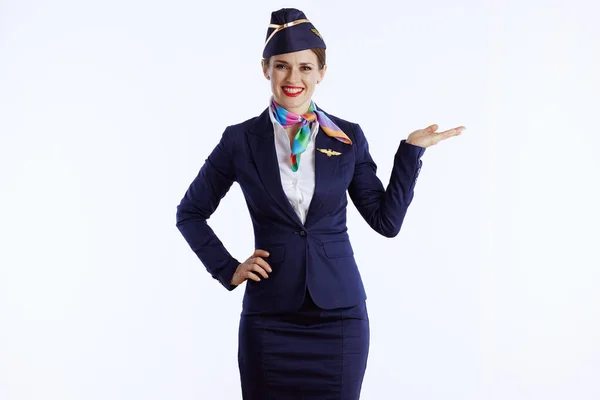 Glad Modern Kvinnlig Flygvärdinna Isolerad Vit Bakgrund Uniform Presentera Något — Stockfoto