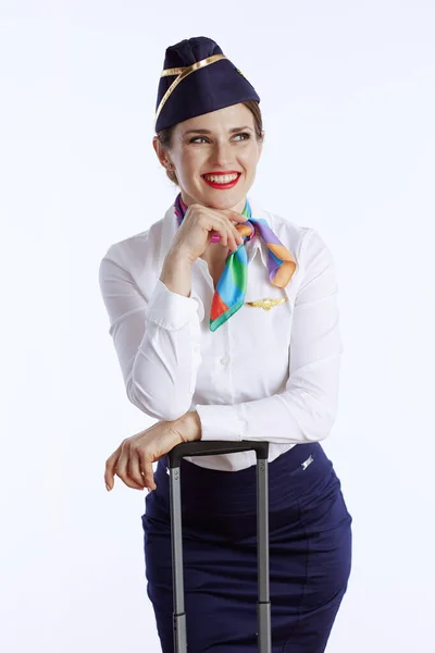 Χαμογελαστή Κομψή Γυναίκα Αεροσυνοδός Λευκό Φόντο Στολή Ταξιδιωτική Τσάντα Κοιτάζοντας — Φωτογραφία Αρχείου