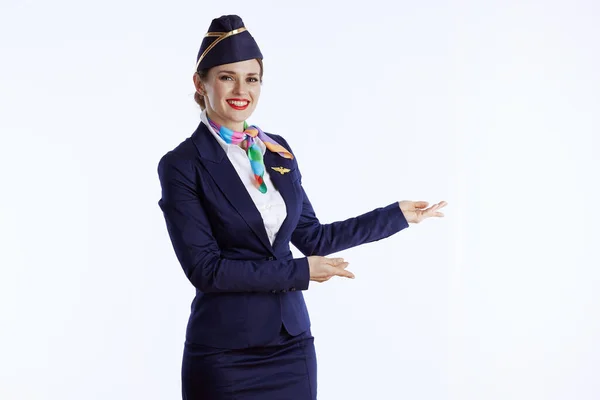 Glad Elegant Kvinnlig Flygvärdinna Mot Vit Bakgrund Uniform Välkomnande — Stockfoto