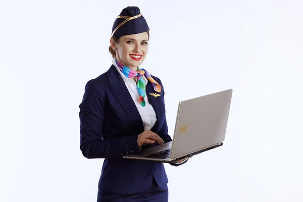 Szczęśliwy Elegancki Stewardessa Kobieta Białym Tle Mundurze Pomocą Laptopa — Zdjęcie stockowe