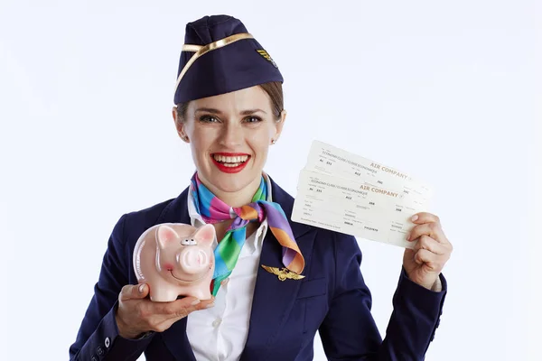 Uśmiechnięta Nowoczesna Stewardessa Odizolowana Białym Tle Mundurze Biletami Skarbonką — Zdjęcie stockowe