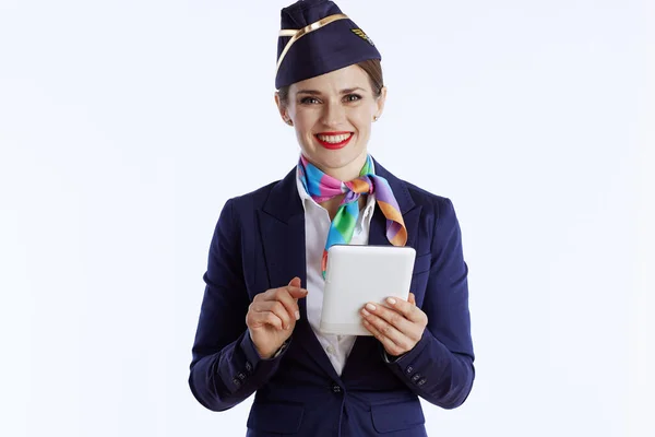 Szczęśliwa Nowoczesna Stewardessa Białym Tle Mundurze Pomocą Tabletu — Zdjęcie stockowe
