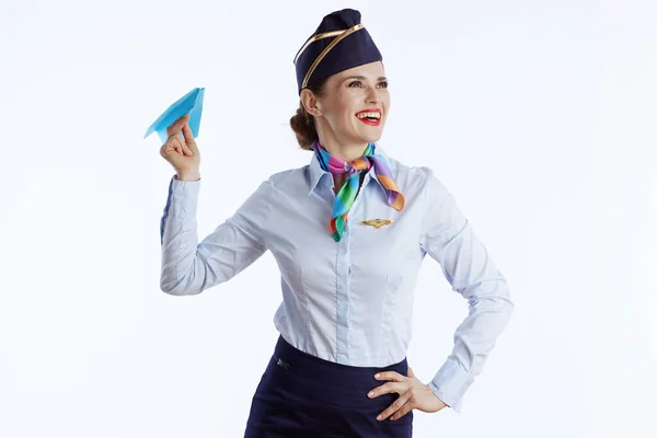 Szczęśliwy Nowoczesny Stewardessa Kobieta Izolowane Białym Tle Mundurze Papierowym Samolotem — Zdjęcie stockowe