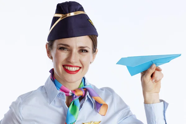 Uśmiechnięta Elegancka Stewardessa Białym Tle Mundurze Papierowym Samolotem — Zdjęcie stockowe