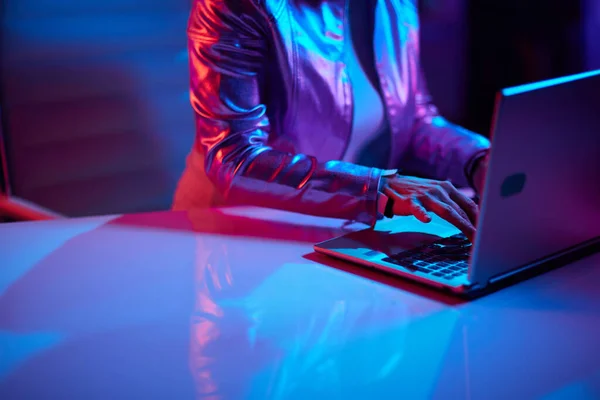 Conceito Futurista Metaverso Néon Close Fêmea Com Laptop Escritório — Fotografia de Stock