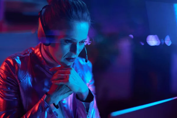 Neon Metaverse Futuristic Concept Pensive Elegant Female Laptop Headset Talking — Stock Photo, Image