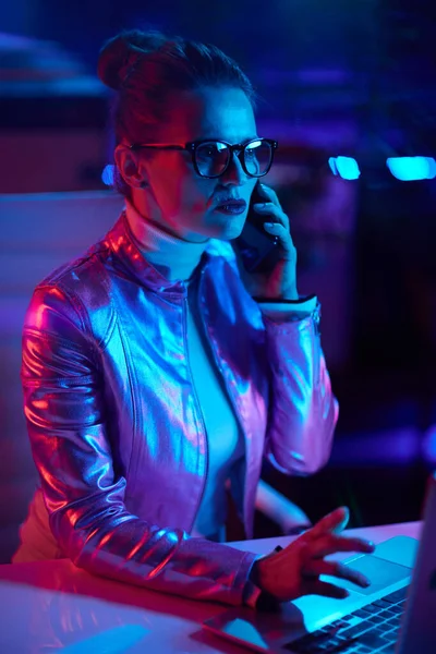 Neon Metaverse Futuristic Concept Trendy Woman Glasses Laptop Using Smartphone — Stock Photo, Image