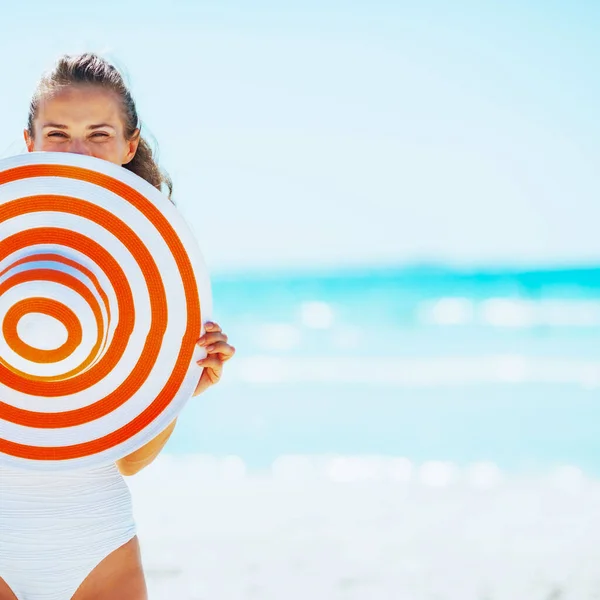 Mujer Joven Feliz Traje Baño Escondido Detrás Del Sombrero Playa —  Fotos de Stock