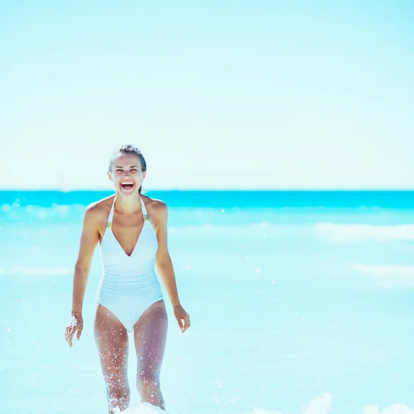 Glückliche Junge Frau Spielt Mit Wellen Strand — Stockfoto