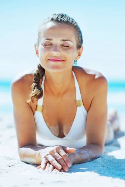 Ευτυχής Νεαρή Γυναίκα Μαγιό Απολαμβάνοντας Τοποθέτηση Αμμώδη Παραλία — Φωτογραφία Αρχείου
