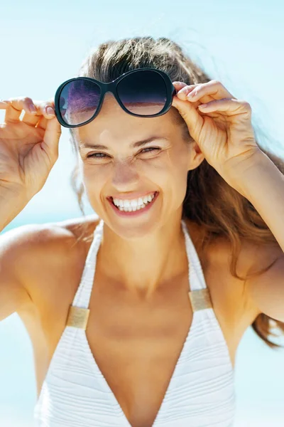 Счастливая Молодая Женщина Очках Пляже — стоковое фото