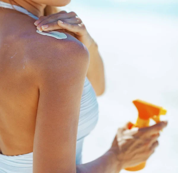 Mulher Jovem Aplicando Protetor Solar Creme — Fotografia de Stock